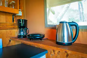 Glamping Lavanda@Camping Bi Village - Küchengeräte in einem Glamping-Zelt