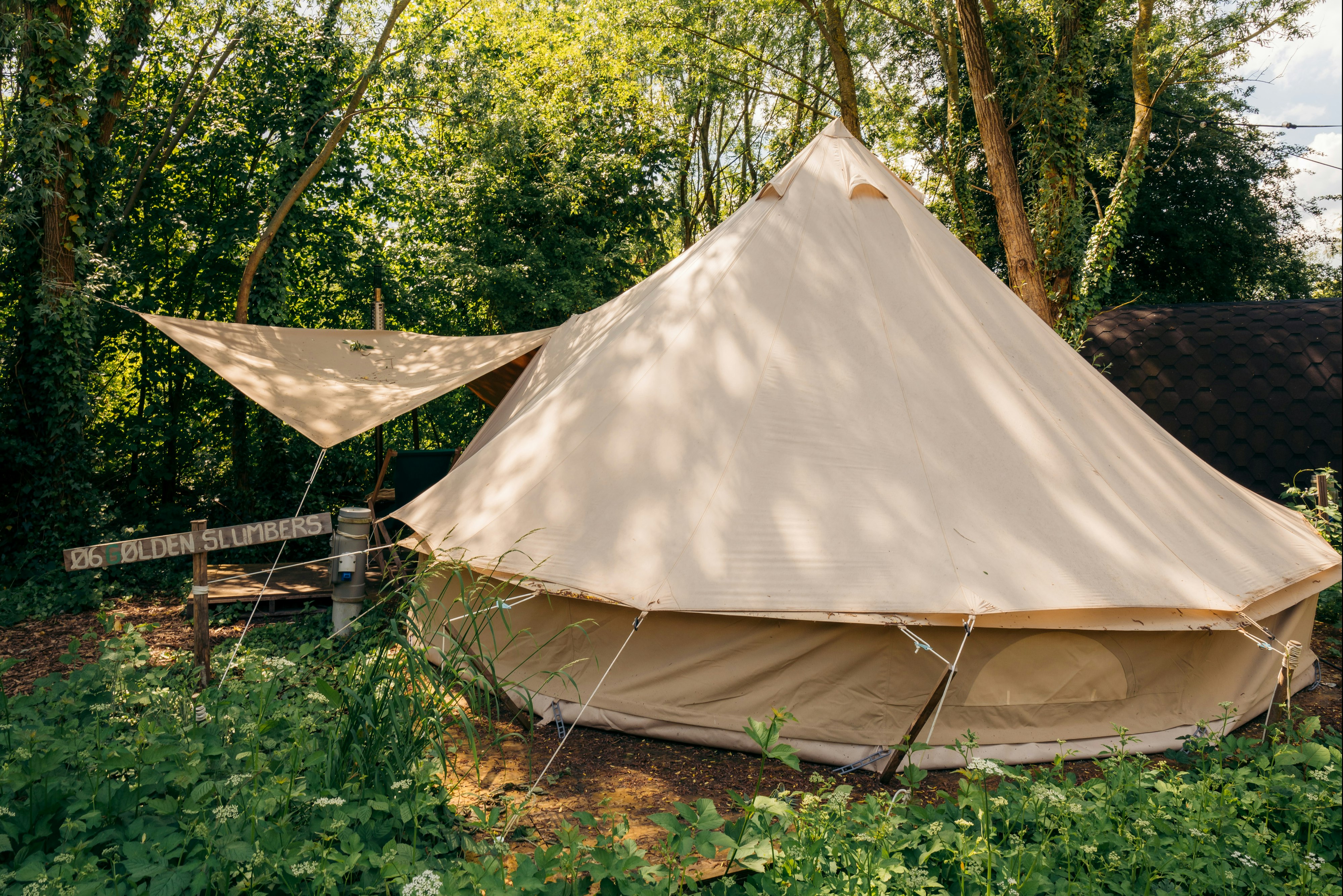 Glamping Oord RØSTIG - Glamping-Zelt im Grünen auf dem Campingplatz
