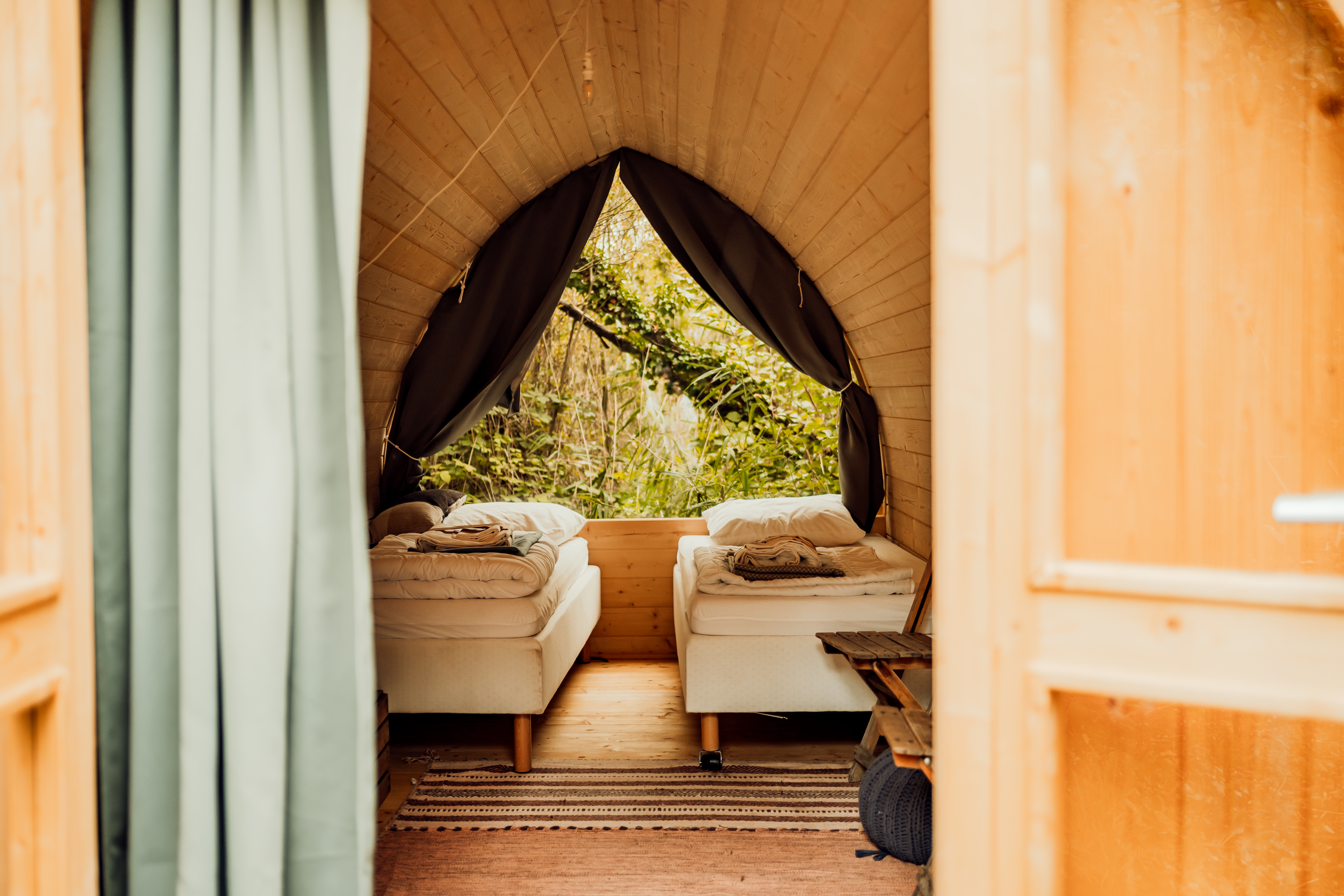 Glamping Oord RØSTIG - Innenansicht einer Mietunterkunft mit zwei Betten