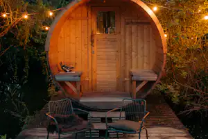 Glamping Oord RØSTIG - Schlaffass auf dem Campingplatz