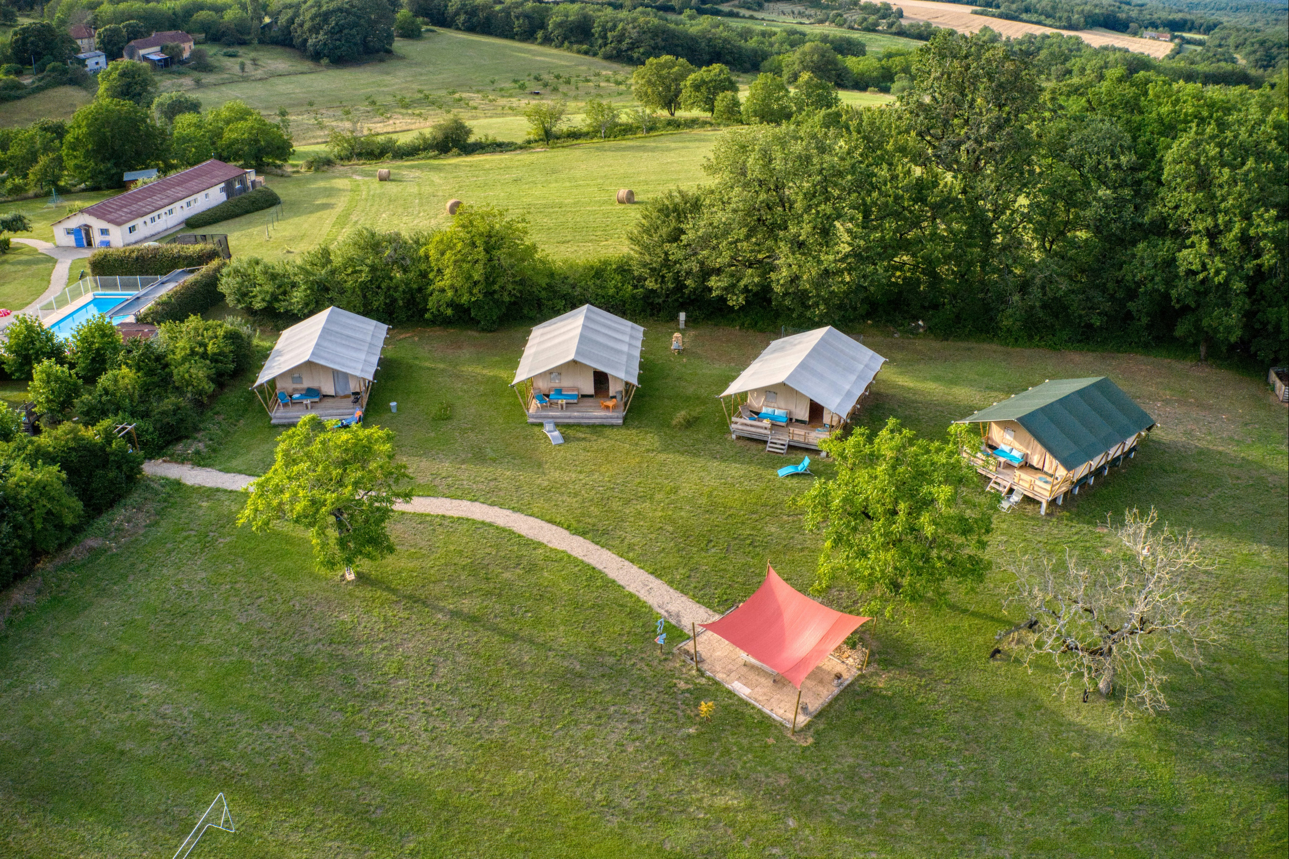Glamping Place de la Famille  - Luftaufnahme des Campingplatzes