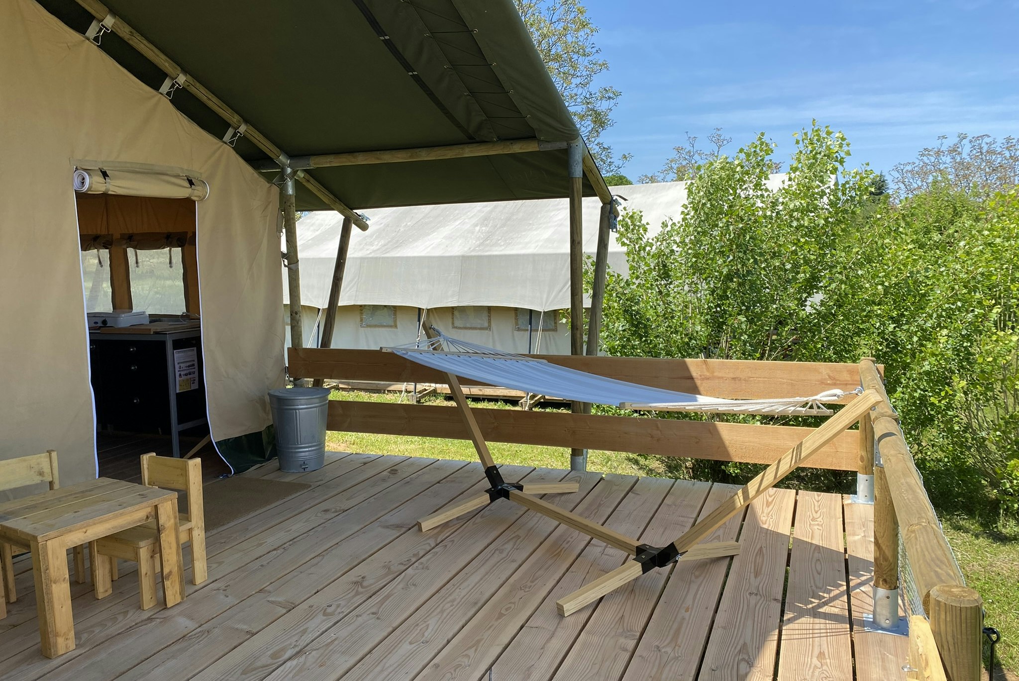 Glamping Place de la Famille - Terrasse eines Glamping-Zeltes