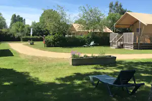 Glamping Sainte-Suzanne - Mobilheime mit Veranda auf dem Campingplatz