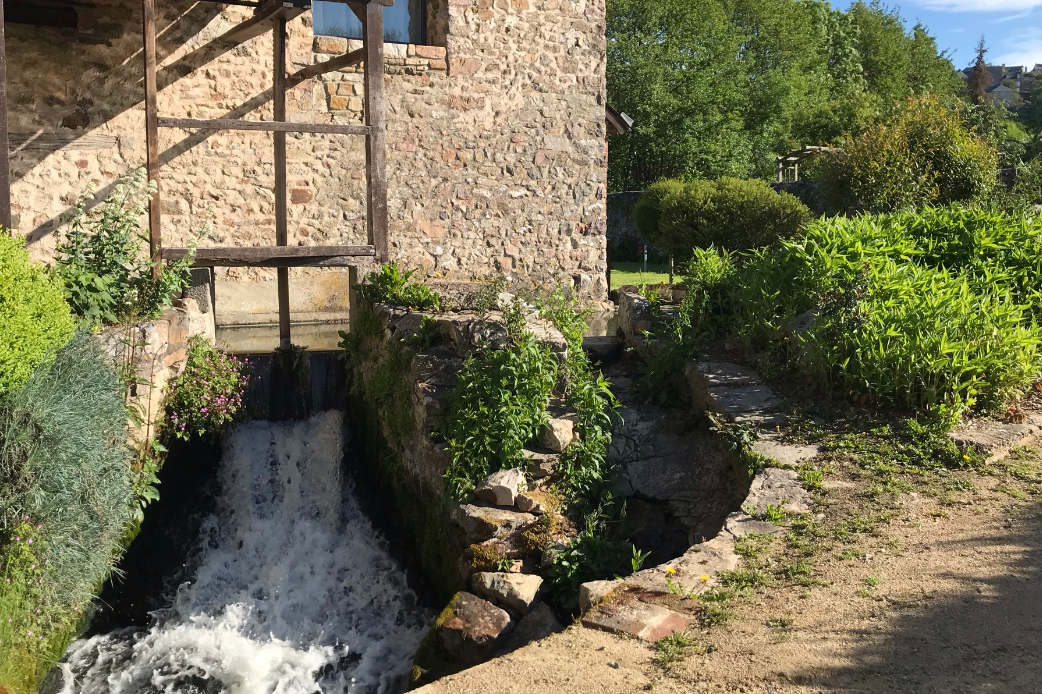 Glamping Sainte-Suzanne - Kleiner Fluss mit Wassermühle
