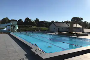 Glamping Sainte-Suzanne - Pool mit Liegestühlen und Sonnenschirmen auf dem Campingplatz