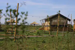 Glamping Terra Zen - Blick auf ein Glamping-Zelt auf dem Campingplatz