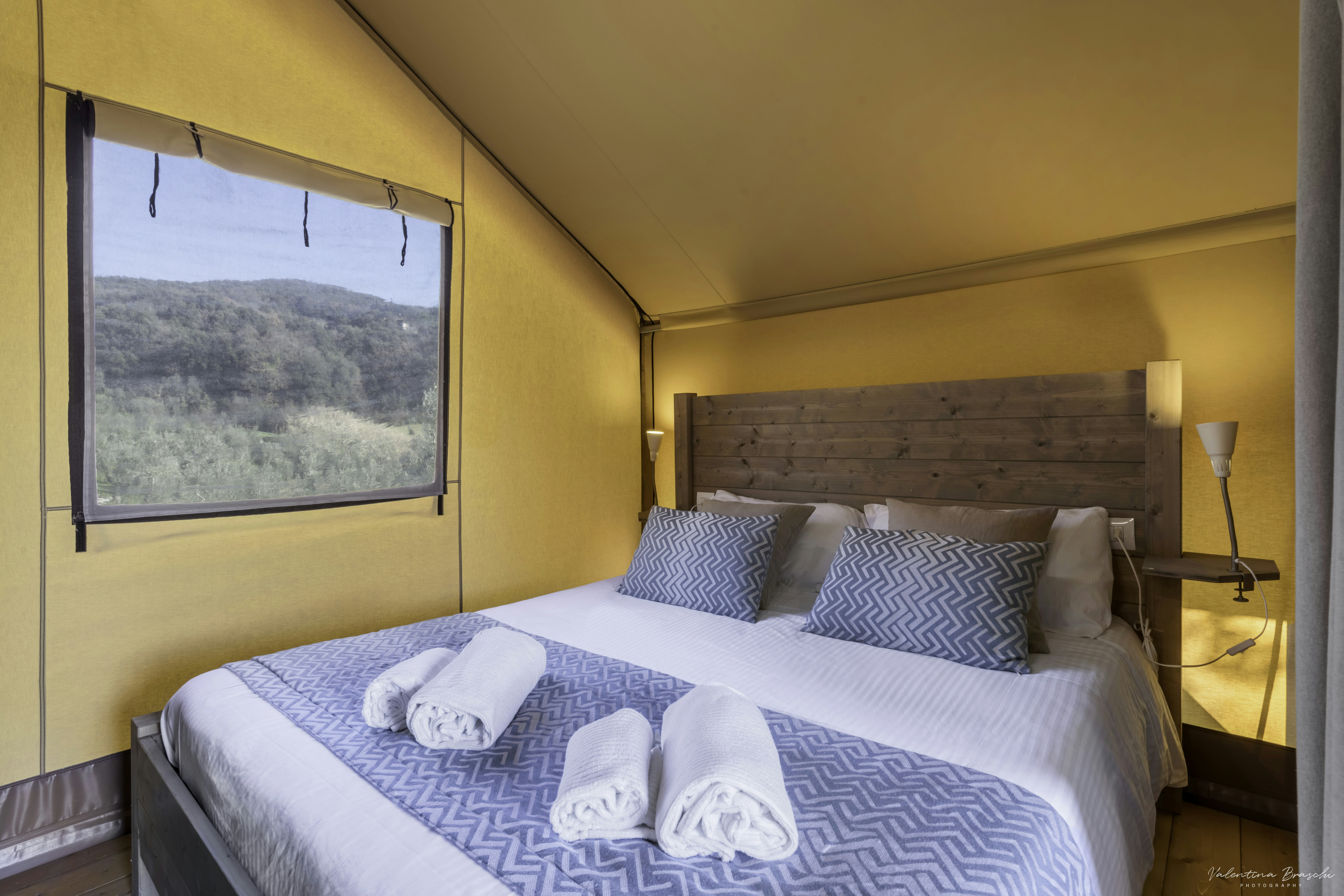 Glamping Tuscany - Podere Cortesi  - Doppelbett im Schlafzimmer eines Mobilheims