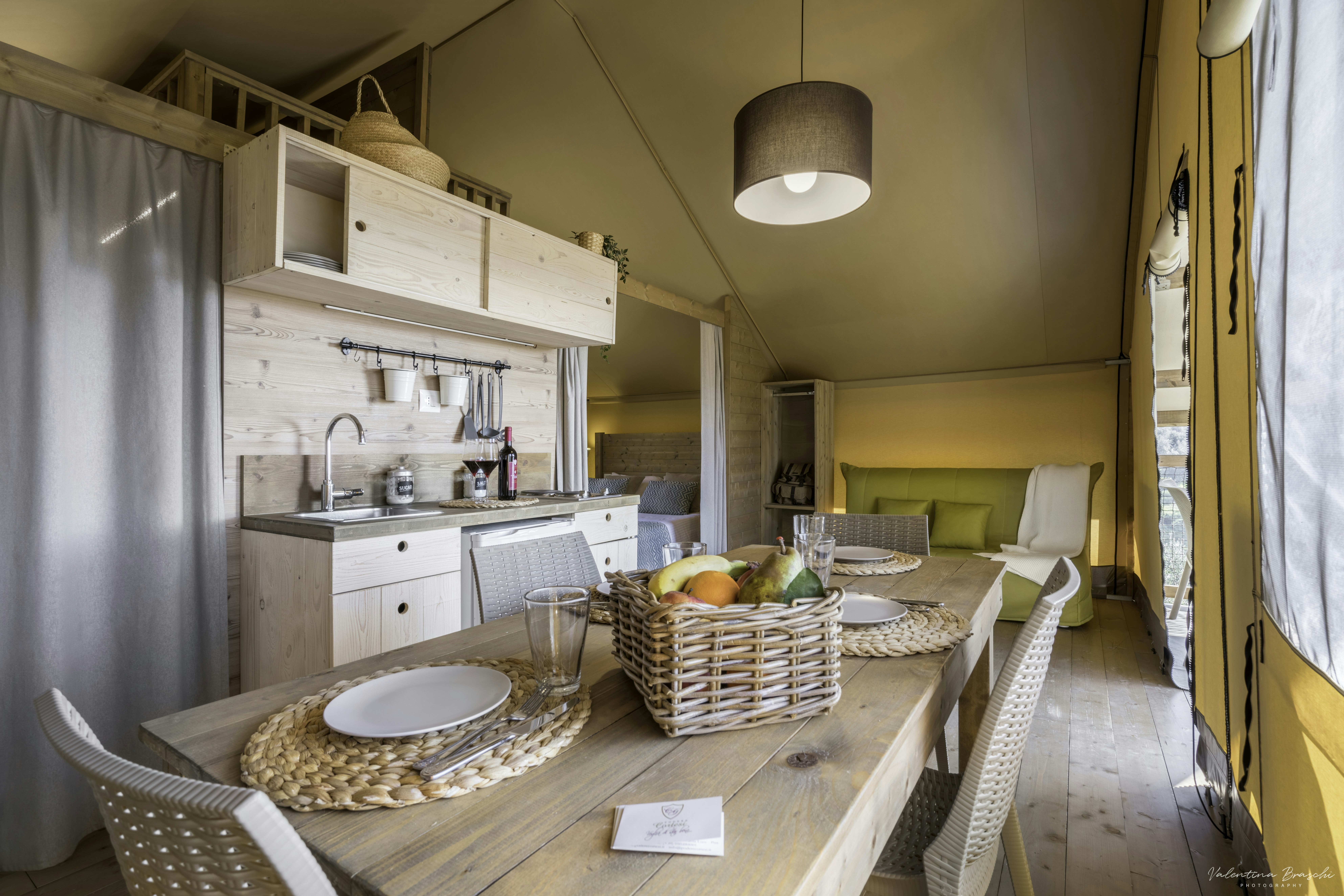 Glamping Tuscany - Podere Cortesi  - Innenansicht eines Mobilheims mit Küche
