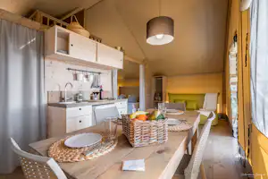 Glamping Tuscany - Podere Cortesi - Innenansicht eines Mobilheims mit Küche