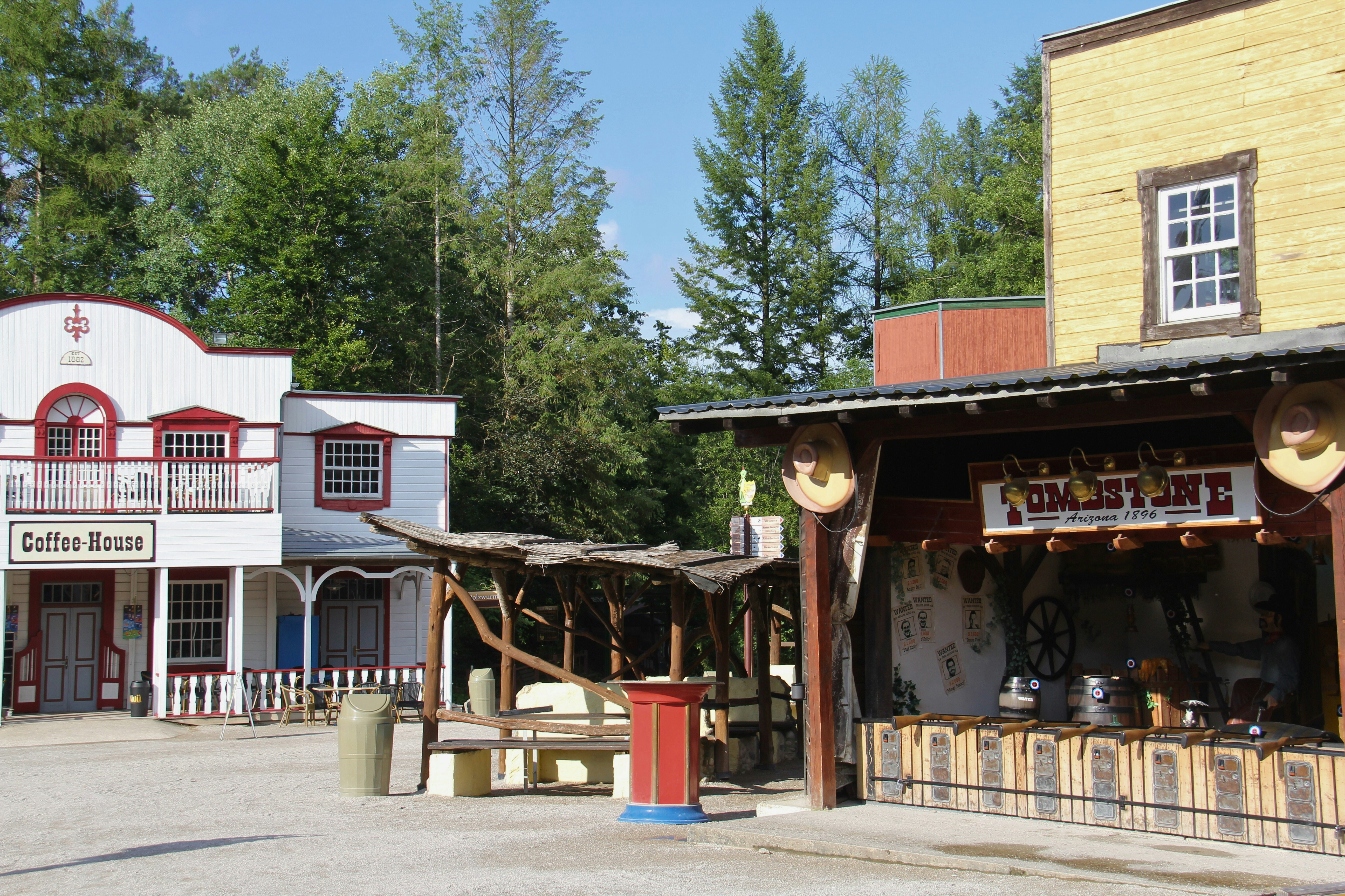 GlampingPark Schloss Thurn - Westernstadt mit Cafés und Restaurants