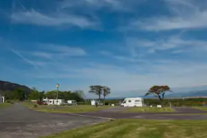 Glenross Caravan and Camping Park - Wohnwagen- und Zeltstellplatz auf grüner Wiese auf dem Campingplatz