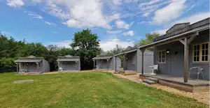 Glyngore Camping - Mobilheimhütten mit Veranda auf dem Campingplatz