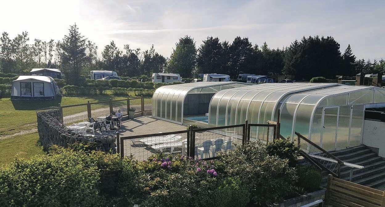 Glyngore Camping - Pool mit Schiebedach und Liegestühlen auf dem Campingplatz