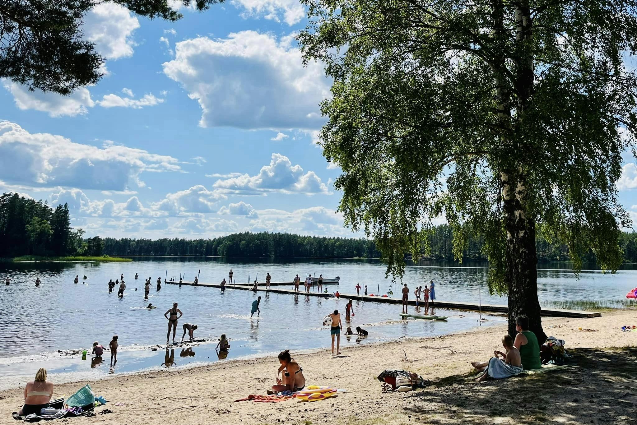 Gnosjö Strand - See mit Badestrand und Steg auf dem Campingplatz