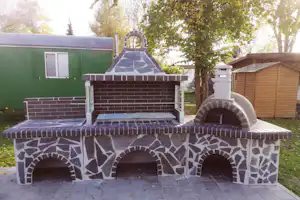 Goldberg-Camping Mörslingen - Grillstelle und Steinofen auf dem Campingplatz