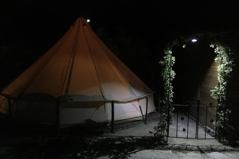 Gole Alcantara Camping - Blick auf ein Zelt bei Nacht