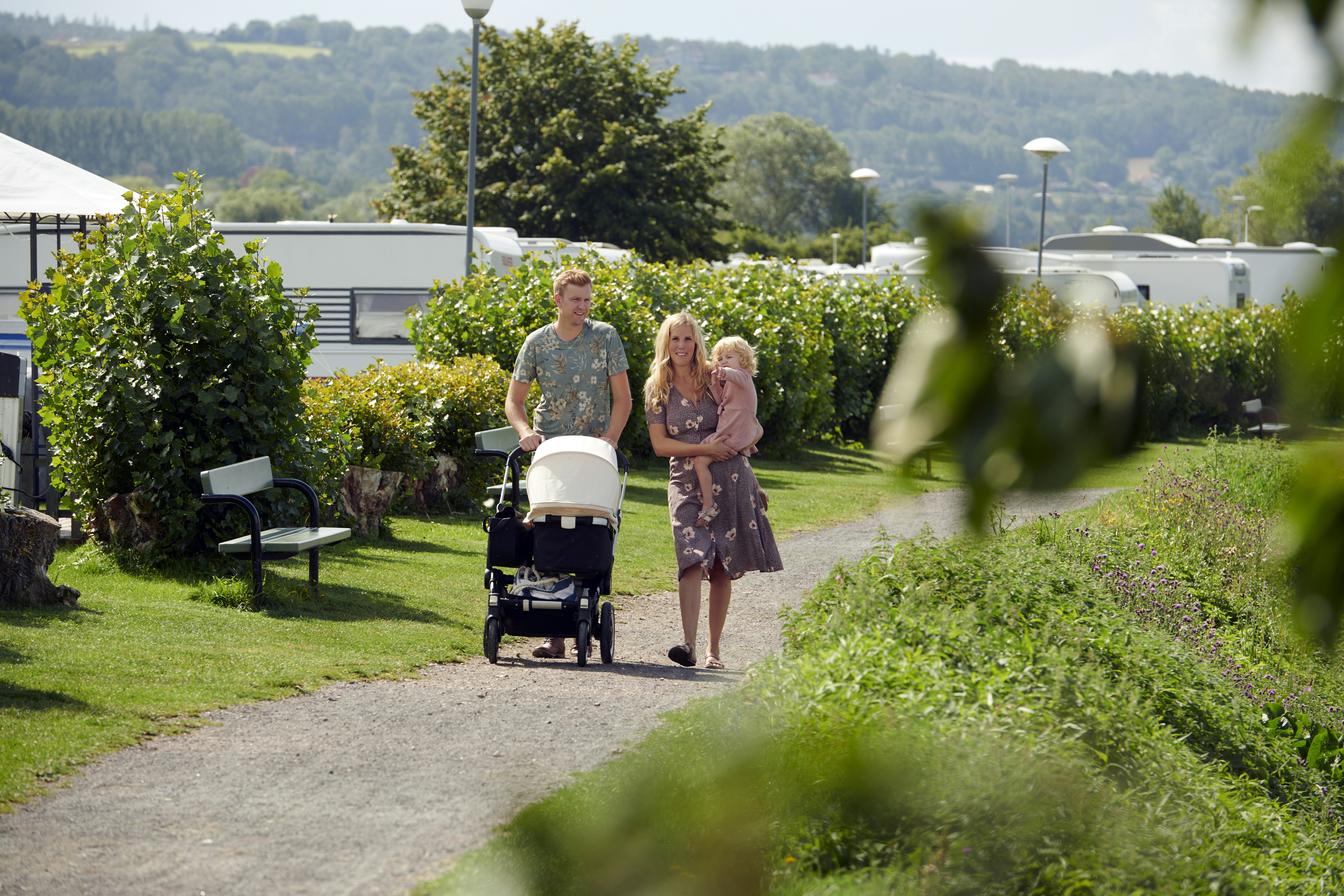 First Camp Gränna – Vättern  Gränna Camping - Familie mit Kind auf dem Campingplatz