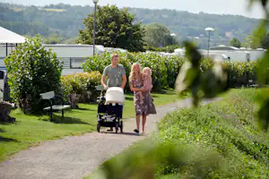 First Camp Gränna – Vättern Gränna Camping - Familie mit Kind auf dem Campingplatz