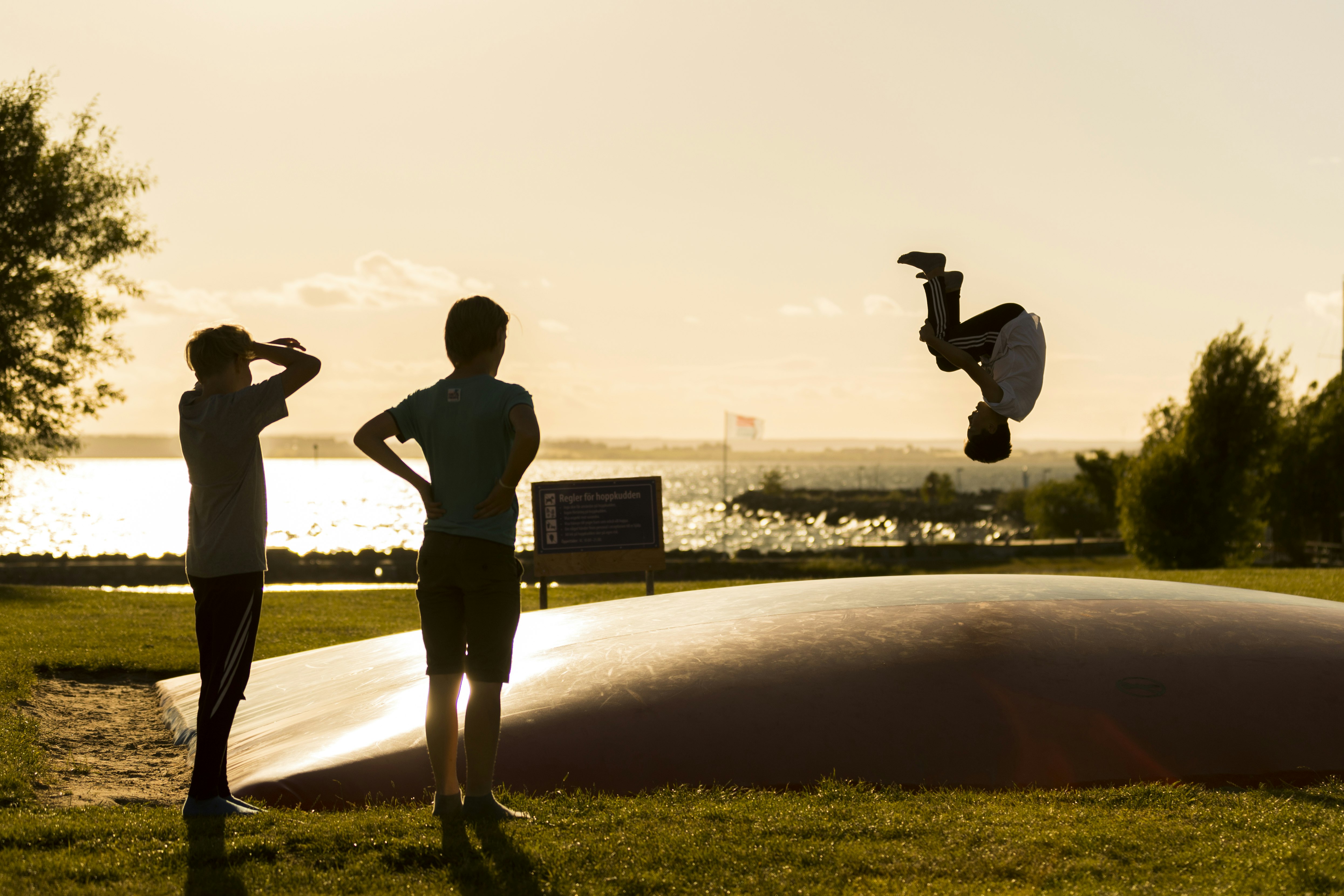 First Camp Gränna – Vättern  Gränna Camping - Lufttrampolin für Kinder auf dem Campingplatz