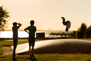 First Camp Gränna – Vättern Gränna Camping - Lufttrampolin für Kinder auf dem Campingplatz