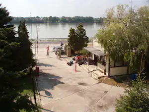 Gran Camping - Eingang des Campingplatz mit Blick auf den Donau Fluss