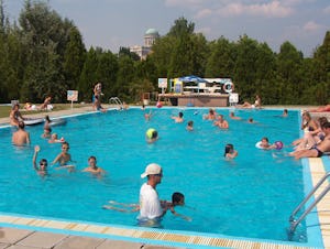 Gran Camping - Gäste liegen am Pool in der Sonne auf dem Campingplatz