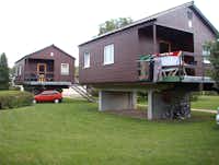 Gran Camping -  Mobilheimen mit Balkon  auf der Wiese auf dem Campingplatz
