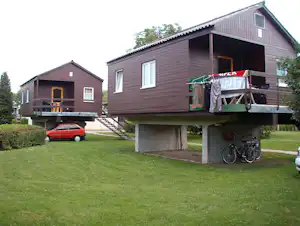 Gran Camping - Mobilheimen mit Balkon auf der Wiese auf dem Campingplatz