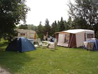Gran Camping - Zeltplatz auf der Wiese im Schatten der Bäume auf dem Campingplatz
