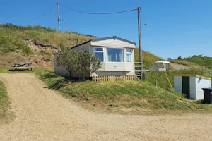 Grange Farm Brighstone Bay - Camping Caravan an einer Strasse auf dem Campingplatz