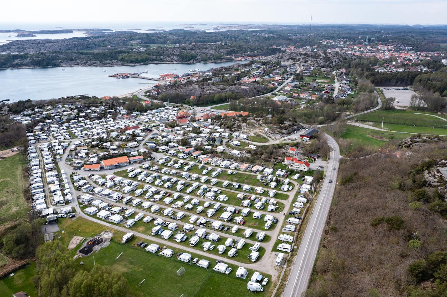 GrebbestadFjorden - Blick auf den Campingplatz aus der Vogelperspektive