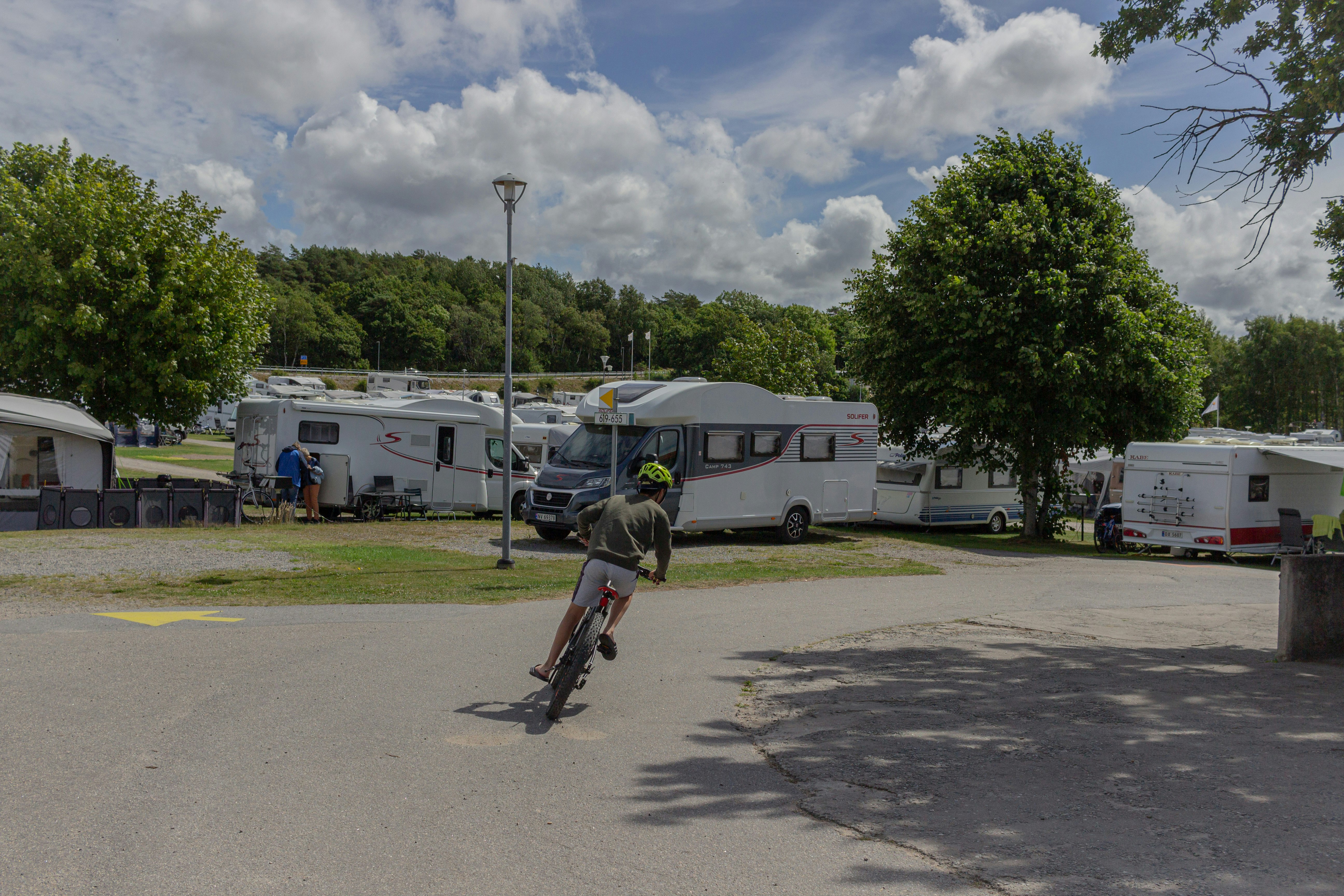 GrebbestadFjorden - Gast fährt Fahrrad auf dem Campingplatz