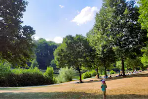 Green Camp Schleierhof - Liegewiese am Badesee