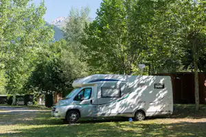 Green Park Village - Wohnwagen- und Zeltstellplatz auf grüner Wiese auf dem Campingplatz
