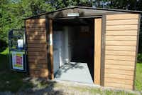 Greenacres Camping - Kleine Hütte mit Gemeinschaftskühlschränken und Tiefkühlern