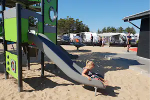 Grenen Camping - Kind auf dem Spielplatz vom Campingplatz