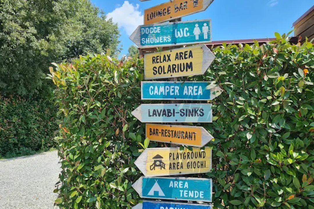 Grinto Urban Eco Village - Wegweiser auf dem Campingplatz