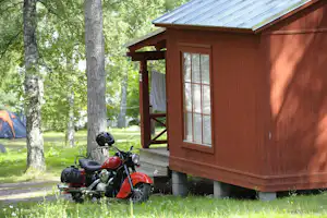 Gröna Udden Camping - Motorrad am Mobilheim vom Campingplatz