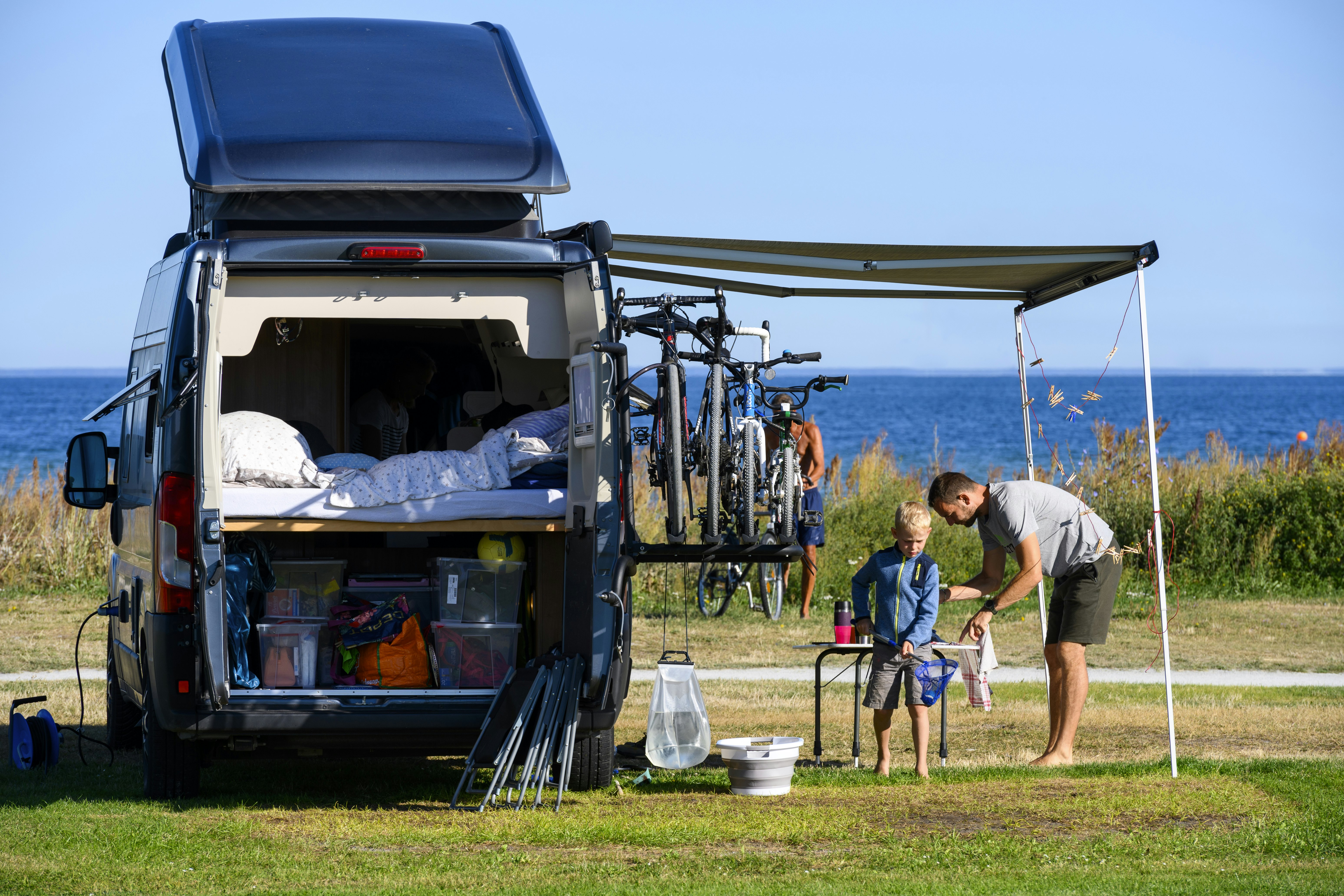 Gröndals Camping & Stugor - Gäste auf ihrem Stellplatz mit Meerblick