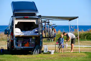 Gröndals Camping & Stugor - Gäste auf ihrem Stellplatz mit Meerblick