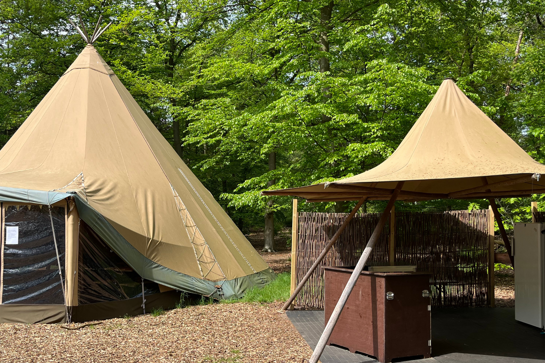 GroepsNatuurkampeerterrein De Wolfskuil - Glamping Zelt Außenansicht