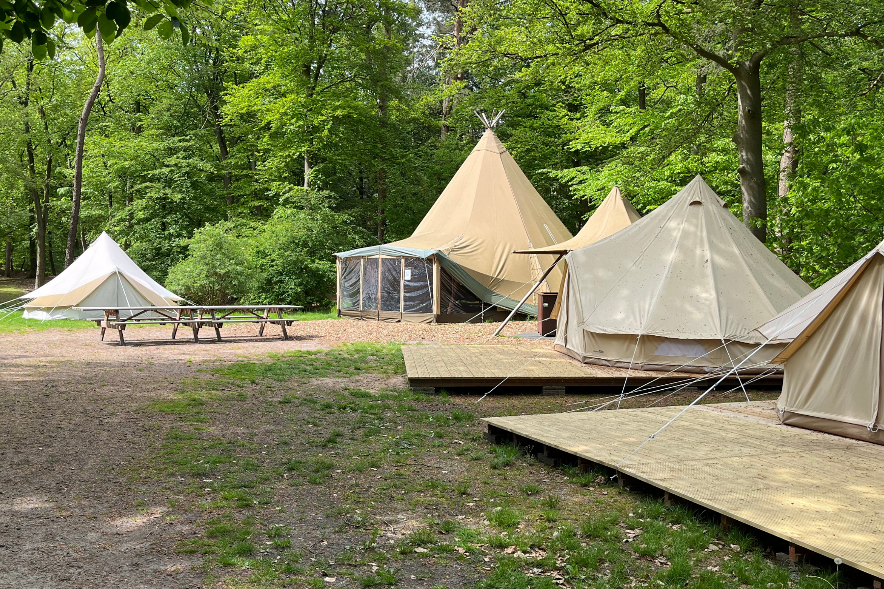 GroepsNatuurkampeerterrein De Wolfskuil - Glamping Zelte Außenansicht