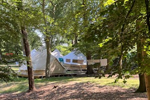 GroepsNatuurkampeerterrein De Wolfskuil - Glamping Zelte auf dem Campingplatz