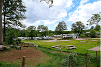 Grottbyn – Skånes Djurparks Camping - Blick auf den Campingplatz im Grünen