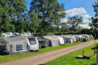 Grottbyn – Skånes Djurparks Camping - Blick auf die Stellplätze im Grünen