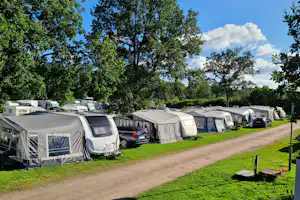 Grottbyn – Skånes Djurparks Camping - Blick auf die Stellplätze im Grünen