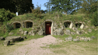 Grottbyn – Skånes Djurparks Camping - Gebäude im Hügel