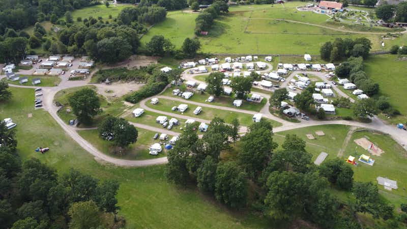 Grottbyn – Skånes Djurparks Camping - Luftaufnahme des Campingplatzgeländes