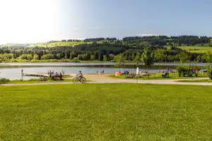 Grüntensee Camping - Camper auf der Liegewiese am See