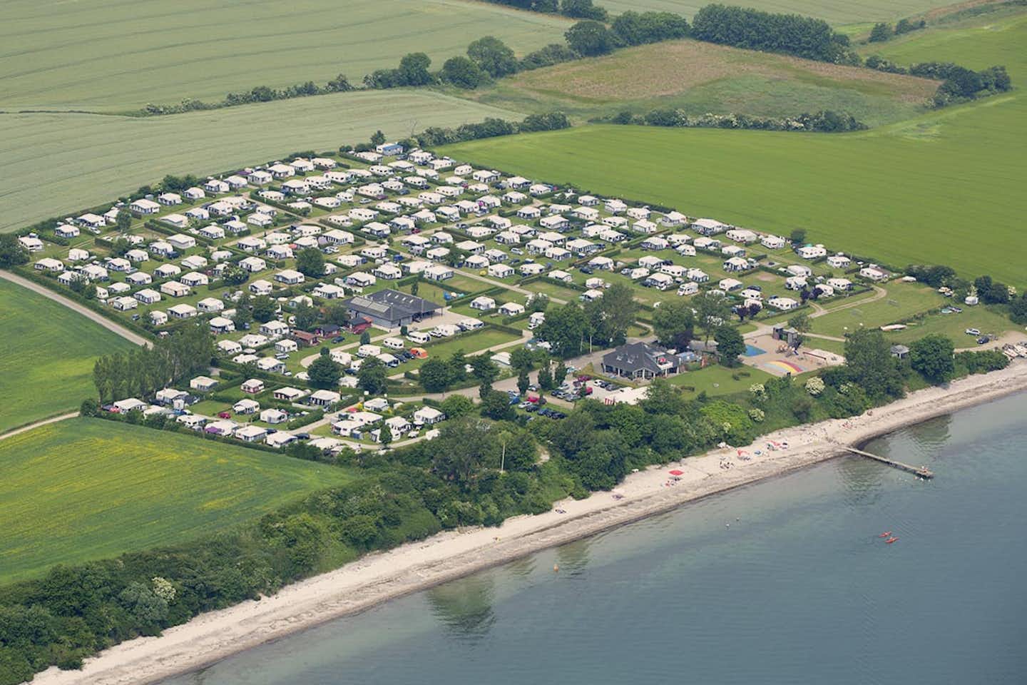 Gåsevig Strand Camping - Blick aus der Vogelperspektive auf den direkt am Meer liegenden Campinplatz